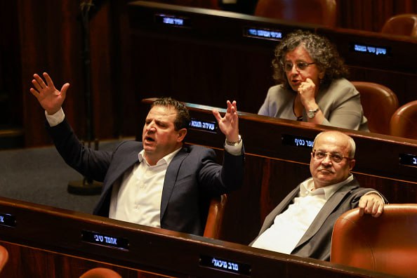 ח"כ איימן עודה לצידו של ח"כ אחמד טיבי במליאת הכנסת, 10 ביולי 2023