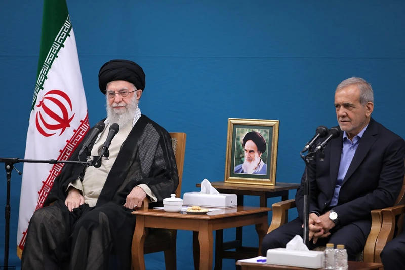 נשיא איראן, מסעוד פזשכיאן והמנהיג העליון של איראן, עלי ח׳מינאי