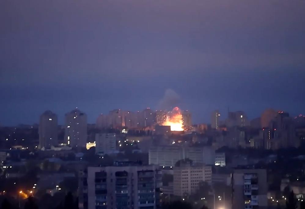 תיעוד של אחת מנפילות הטילים בקייב הלילה