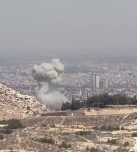 תיעוד של תקיפה שבוצעה כביכול על ידי חיל האוויר, ליד ארמון הנשיאות בדמשק