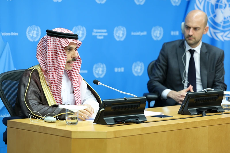 שר החוץ הסעודי, פייסל בן פרחאן, ושר החוץ הצרפתי, ז’אן-נואל בארו, במסיבת עיתונאים באו"ם, 28 ביולי 2025