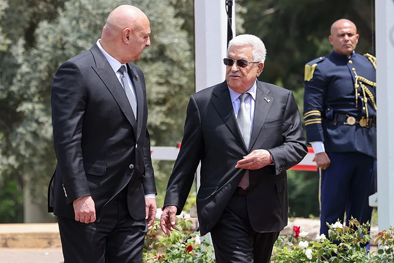 יו"ר הרשות הפלסטינית, מחמוד עבאס, ונשיא לבנון, ג’וזף עון, בעת ביקורו של עבאס בביירות, 21 במאי 2025