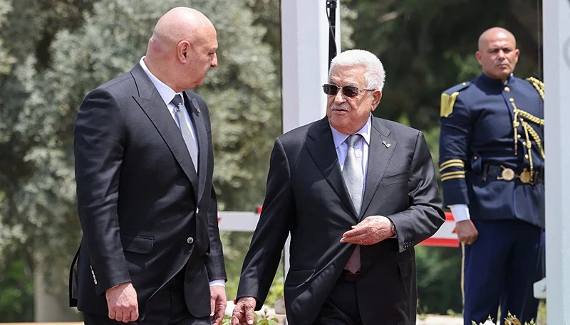 יו"ר הרשות הפלסטינית, מחמוד עבאס, ונשיא לבנון, ג’וזף עון, בעת ביקורו של עבאס בביירות, 21 במאי 2025