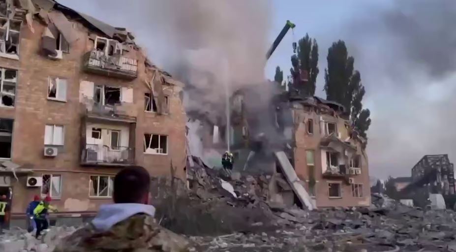 בניין מגורים שנפגע במתקפה הרוסית על קייב הלילה