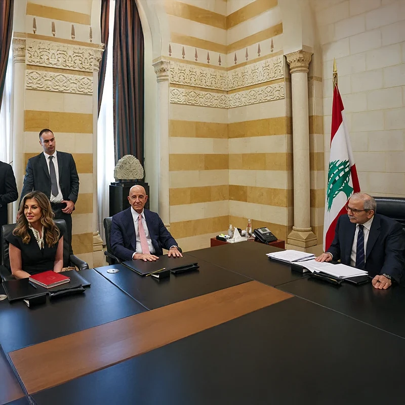 ראש ממשלת לבנון, נוואף סלאם, השליח האמריקני ללבנון, תומאס ברק וסגנית השליח האמריקני למזרח התיכון, מורגן אורטגוס, במהלך פגישתם בארמון הנשיאות הלבנוני, 18 באוגוסט 2025