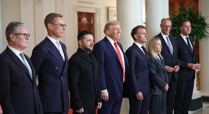 נשיא ארה"ב, דונלד טראמפ, נשיא אוקראינה, וולודומיר זלנסקי, ומנהיגים אירופאים בפגישה בבית הלבן, 18 באוגוסט 2025