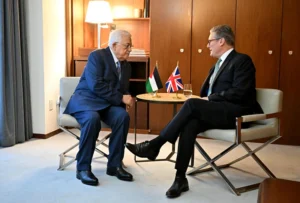 ראש ממשלת בריטניה, קיר סטארמר, ויו"ר הרש"פ, מחמוד עבאס, במהלך העצרת הכללית של האו״ם בניו יורק, 25 בספטמבר 2024