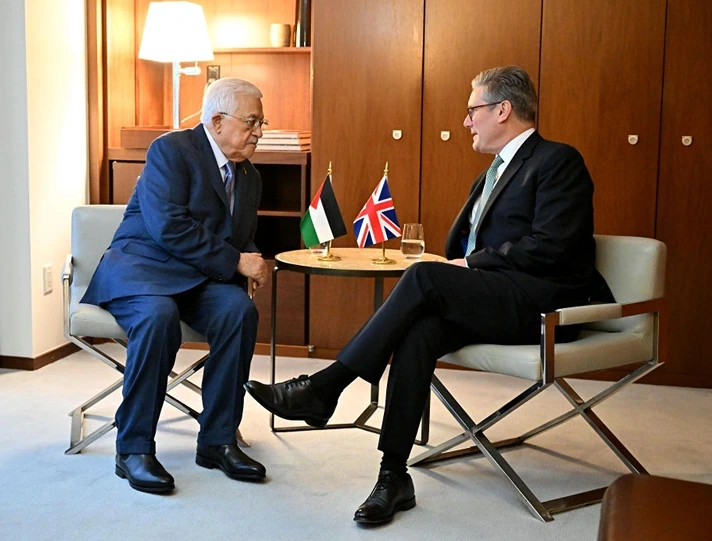 ראש ממשלת בריטניה, קיר סטארמר, ויו"ר הרש"פ, מחמוד עבאס, במהלך העצרת הכללית של האו״ם בניו יורק, 25 בספטמבר 2024