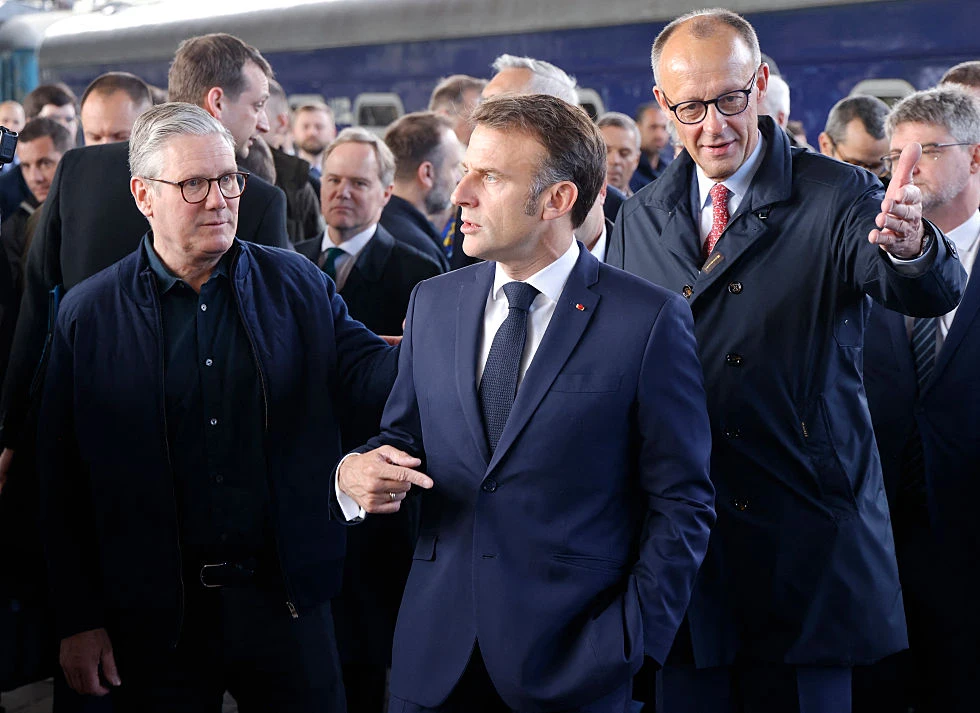 קנצלר גרמניה, פרידריך מרץ, נשיא צרפת, עמנואל מקרון וראש ממשלת בריטניה, קיר סטארמר, 10 במאי 2025 | צילום: MARIN/POOL/AFP via Getty Images