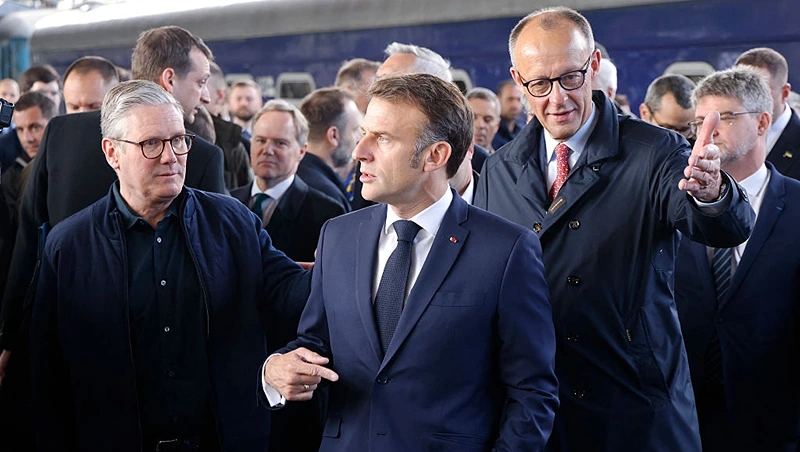 קנצלר גרמניה, פרידריך מרץ, נשיא צרפת, עמנואל מקרון וראש ממשלת בריטניה, קיר סטארמר, 10 במאי 2025 | צילום: MARIN/POOL/AFP via Getty Images