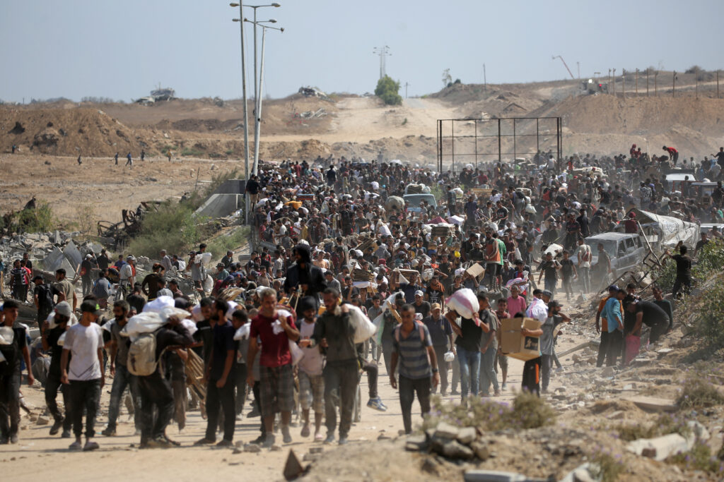 תושבים עזתים עוזבים מרכז לחלוקת מזון ברצועה, 3 באוגוסט 2025