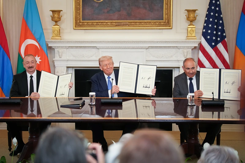 ראש ממשלת ארמניה, ניקול פשיניאן, נשיא ארה''ב, דונלד טראמפ ונשיא אזרבייג'אן, אילהם אלייב, במעמד החתימה על הצהרת הכוונות בבית הלבן, 8 באוגוסט 2025
