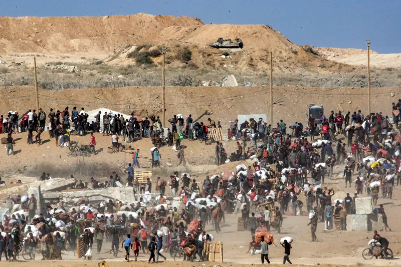 תושבי עזה באזור חלוקת המזון של הקרן ההומניטרית לעזה