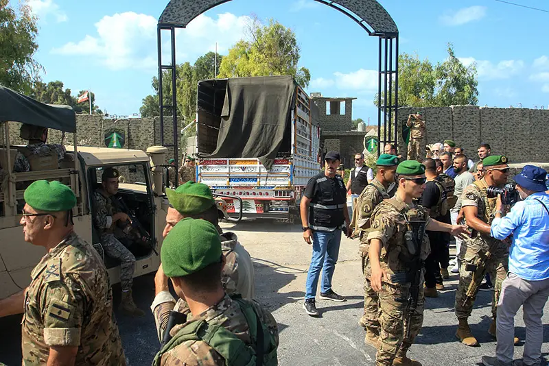 חיילי צבא לבנון אוספים נשק שהגיע ממחנות הפליטים הפלסטיניים במשאיות, 28 באוגוסט 2025