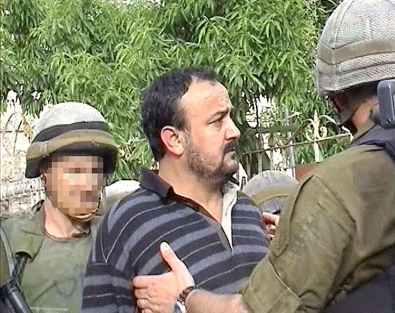 המחבל מרוואן ברגותי בעת מעצרו על ידי כוחות הביטחון, 15 באפריל 2002