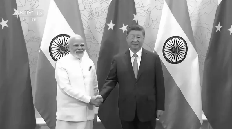 נשיא סין, שי ג’ין-פינג, וראש ממשלת הודו, נרנדרה מודי, בפגישתם היום בטיינג'ין, 31 באוגוסט 2025