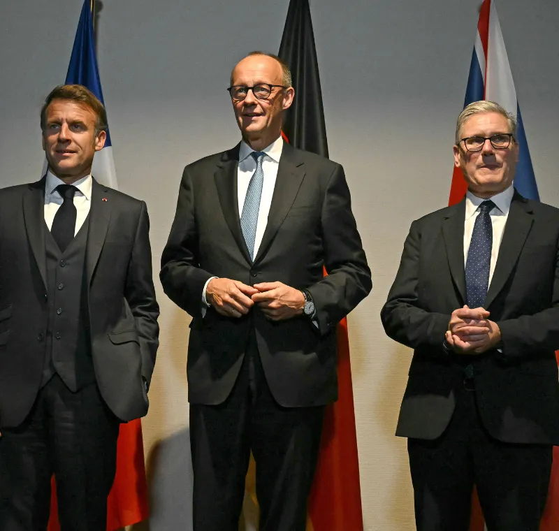 ראש ממשלת בריטניה, קיר סטארמר, קנצלר גרמניה, פרידריך מרץ, ונשיא צרפת, עמנואל מקרון, 24 ביוני 2025