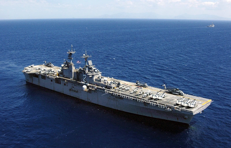 אוניית התקיפה האמפיבית USS Essex