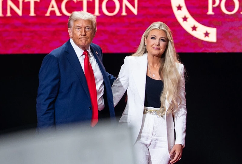 אלמנתו של צ'ארלי קירק, אריקה קירק, ונשיא ארה״ב, דונלד טראמפ, 21 בספטמבר 2025 | צילום: Madalina Kilroy/The Epoch Times