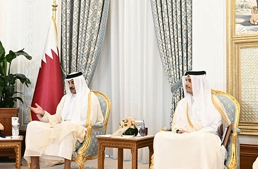 אמיר קטאר, שיח' תמים בן חמאד אאל ת'אני, וראש ממשלת קטאר, מוחמד בן עבד א-רחמן בן ג'אסם אאל ת'אני, 14 במאי 2025 | צילום: BRENDAN SMIALOWSKI/AFP via Getty Images