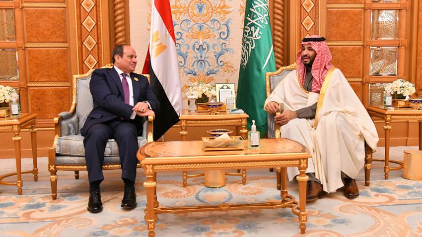 יורש העצר הסעודי, מוחמד בן סלמאן, ונשיא מצרים, עבד אל-פתאח א-סיסי, בעת ביקורו של בן סלמאן במצרים, 9 בדצמבר 2022