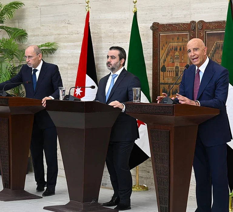 השליח האמריקני לסוריה ולבנון, תומאס ברק, שר החוץ הסורי, אסעד חסן א-שיבאני, ושר החוץ הירדני, איימן א-ספדי, במסיבת עיתונאים משותפת, 16 בספטמבר 2025