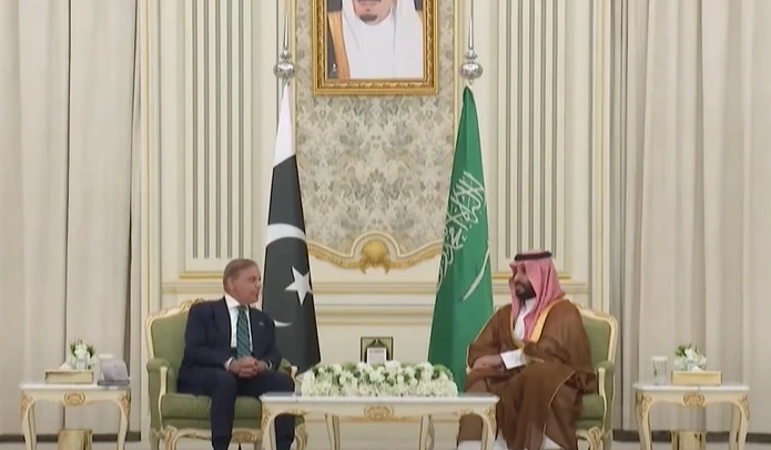 יורש העצר הסעודי, מוחמד בן סלמאן, וראש ממשלת פקיסטן, שהבז שריף, במעמד החתימה על ההסכם, 18 בספטמבר 2025