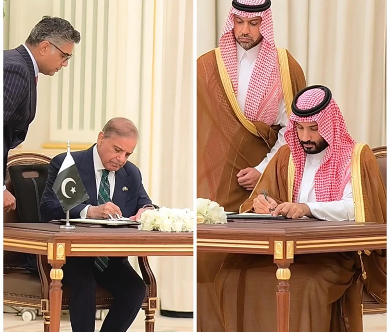 יורש העצר הסעודי, מוחמד בן סלמאן, וראש ממשלת פקיסטן, מוחמד שהבאז שריף, חותמים על ההסכם, 17 בספטמבר 2025