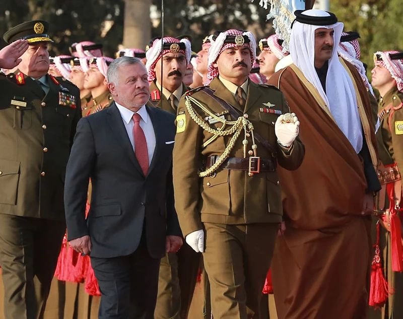 אמיר קטאר, שיח' תמים בן חמאד אאל ת'אני, ומלך ירדן, עבדאללה השני, בעת ביקורו של אאל ת׳אני בירדן, 23 בפברואר 2020