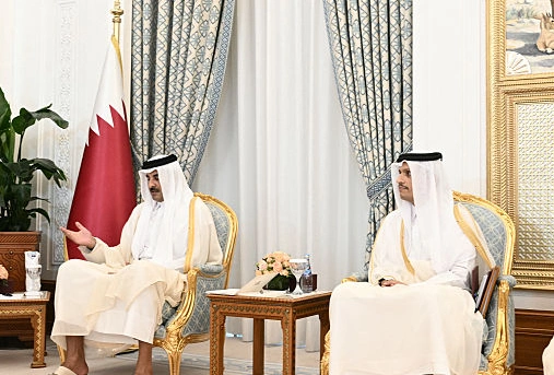 אמיר קטאר, שיח' תמים בן חמאד אאל ת'אני, וראש ממשלת קטאר, מוחמד בן עבד א-רחמן בן ג'אסם אאל ת'אני, 14 במאי 2025 | צילום: BRENDAN SMIALOWSKI/AFP via Getty Images