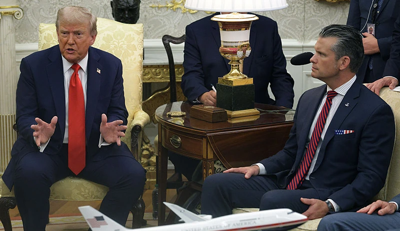 מזכיר ההגנה האמריקני, פיט הגסת', ונשיא ארה"ב, דונלד טראמפ, במהלך פגישה בבית הלבן, 3 בספטמבר 2025 | צילום: Alex Wong/Getty Images