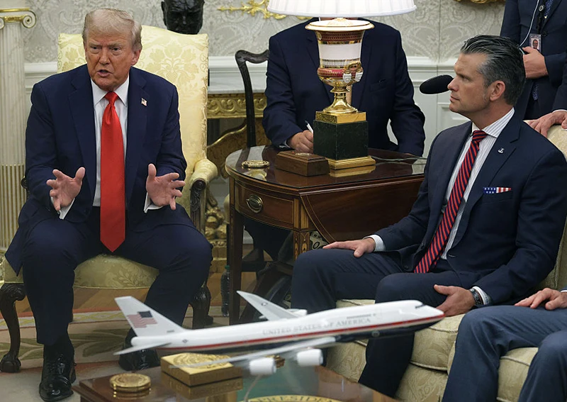 מזכיר ההגנה האמריקני, פיט הגסת', ונשיא ארה"ב, דונלד טראמפ, במהלך פגישה בבית הלבן, 3 בספטמבר 2025 | צילום: Alex Wong/Getty Images