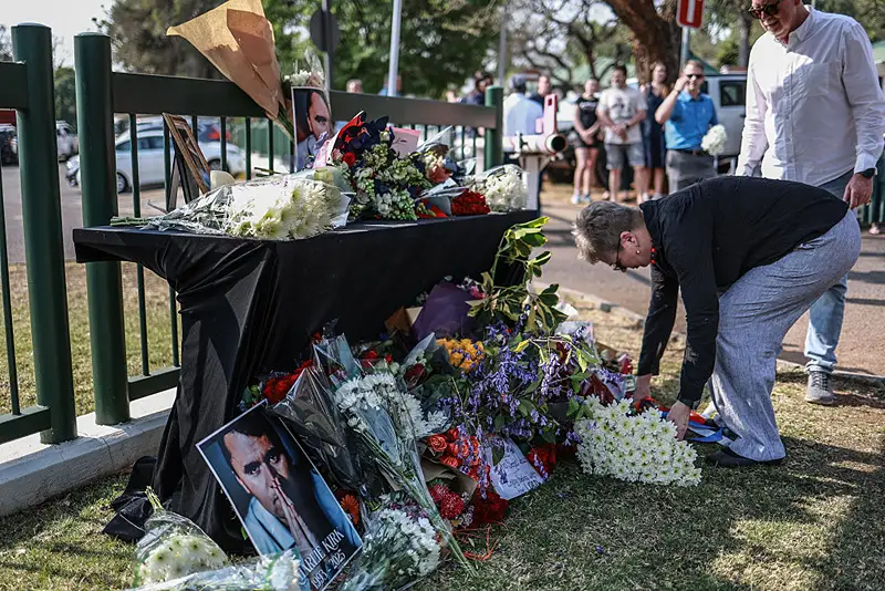 אבלים משתתפים בטקס לזכרו של צ׳ארלי קירק מחוץ לשגרירות ארה״ב בדרום אפריקה, 11 בספטמבר 2025