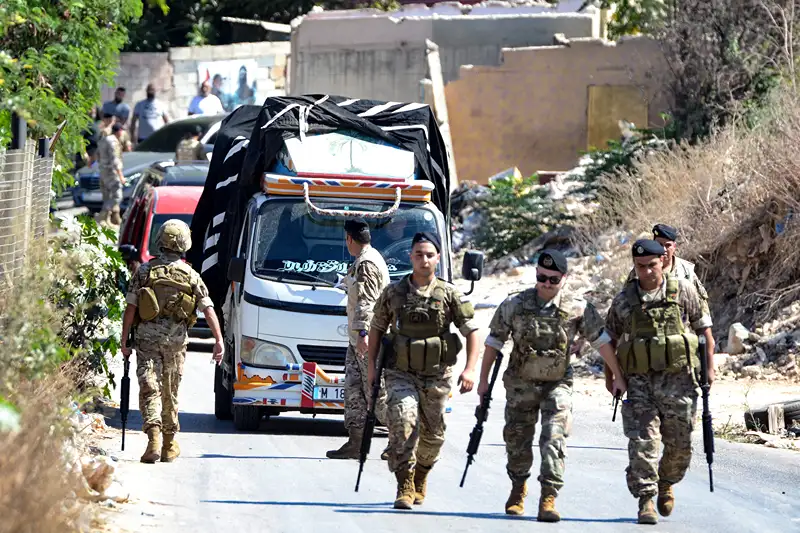 חיילי צבא לבנון אוספים אמל''ח ממחנה בדאווי, 13 בספטמבר 2025