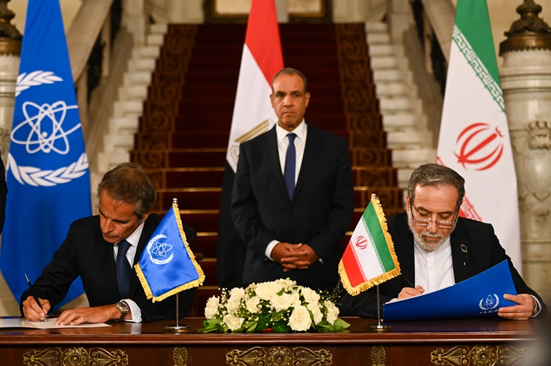 שר החוץ האיראני, עבאס עראקצ'י (מימין), ויו"ר הסוכנות הבין-לאומית לאנרגיה אטומית (סבא"א), רפאל גרוסי (שמאל), חותמים על הסכם לחידוש פעילות הפיקוח באיראן, 9 בספטמבר 2025, קהיר, מצרים