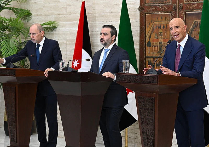 השליח האמריקני לסוריה ולבנון, תומאס ברק, שר החוץ הסורי, אסעד חסן א-שיבאני, ושר החוץ הירדני, איימן א-ספדי, במסיבת עיתונאים משותפת, 16 בספטמבר 2025