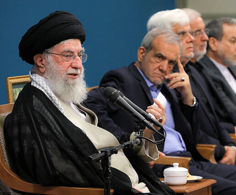 נשיא איראן, מסעוד פזשכיאן, והמנהיג העליון, עלי ח'מינאי