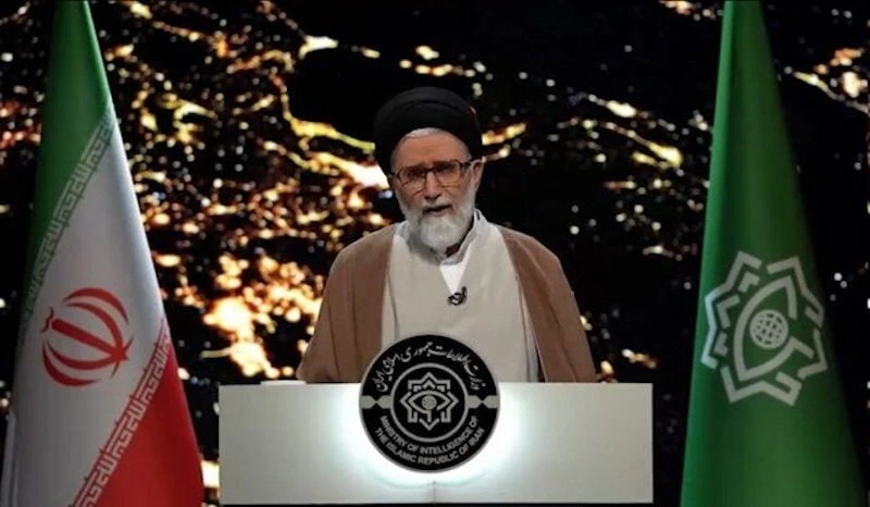 נשיא איראן, מסעוד פזשכיאן, והמנהיג העליון, עלי ח'מינאי