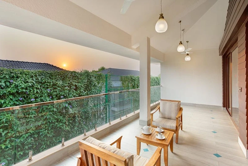 מעקה זכוכית