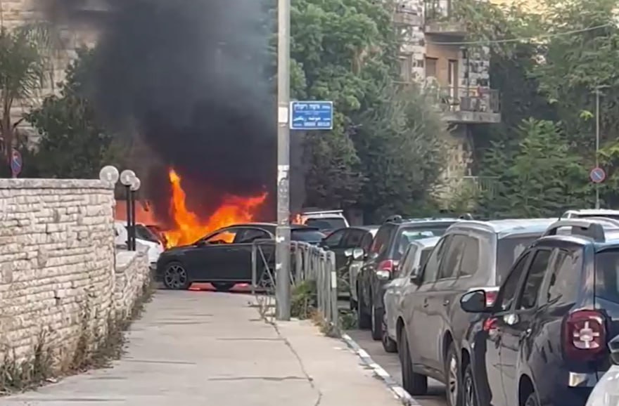 רכב עולה באש בירושלים