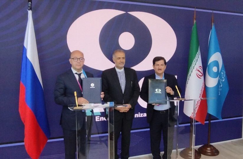מעמד החתימה בין נציגי ארגון האנרגיה האטומית של איראן לבין חברת "רוסאטום", בנוכחות שגריר איראן במוסקבה, כאזם ג'לאלי
