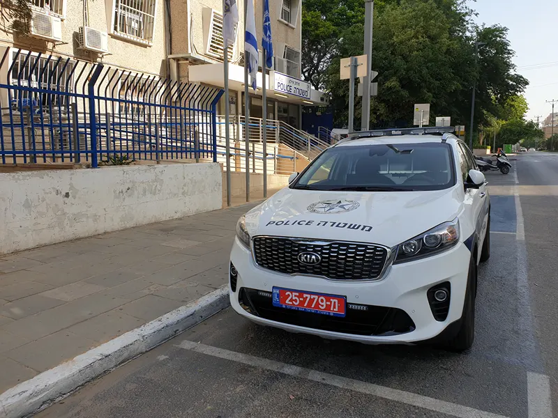 רכב של משטרת ישראל חונה ליד תחנת המשטרה בחולון, 27 בפברואר 2024