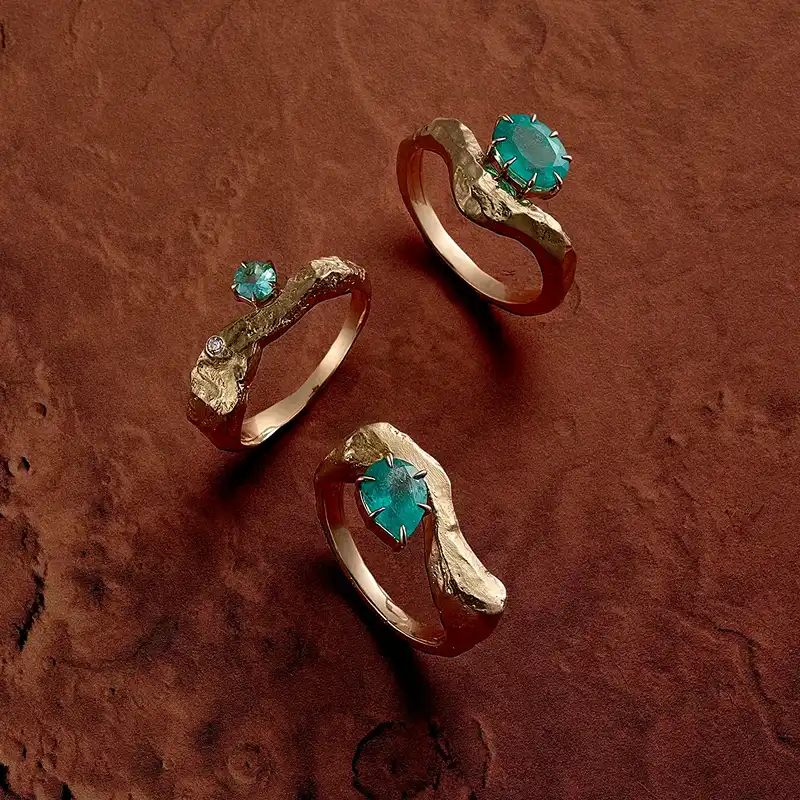 טבעות 'METEOROS' בזהב צהוב 18 קראט משובצות אבני אמרלד ויהלומים