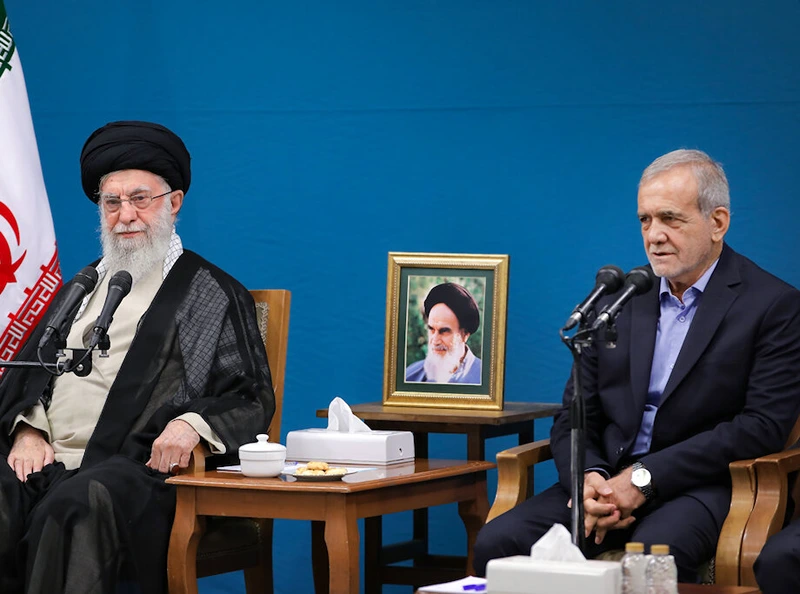 נשיא איראן, מסעוד פזשכיאן והמנהיג העליון של איראן, עלי ח׳מינאי