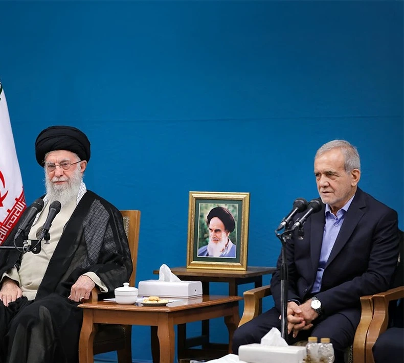 נשיא איראן, מסעוד פזשכיאן והמנהיג העליון של איראן, עלי ח׳מינאי