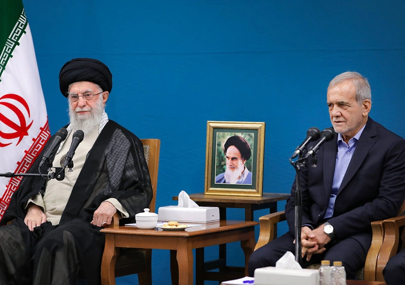 נשיא איראן, מסעוד פזשכיאן והמנהיג העליון של איראן, עלי ח׳מינאי