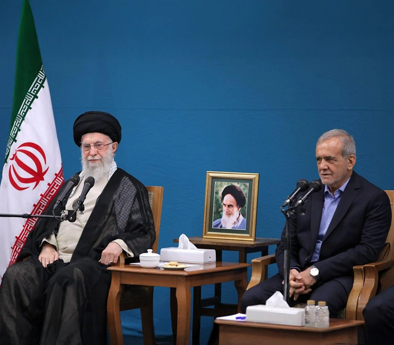 נשיא איראן, מסעוד פזשכיאן והמנהיג העליון של איראן, עלי ח׳מינאי