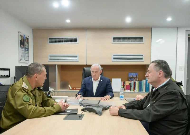 ראש הממשלה, בנימין נתניהו, יחד עם שר הביטחון, ישראל כ"ץ, והרמטכ"ל, אייל זמיר