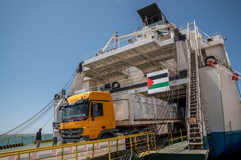 משאית פורקת סיוע לרצועת עזה מספינה בנמל אל-עריש, 29 ביולי 2024