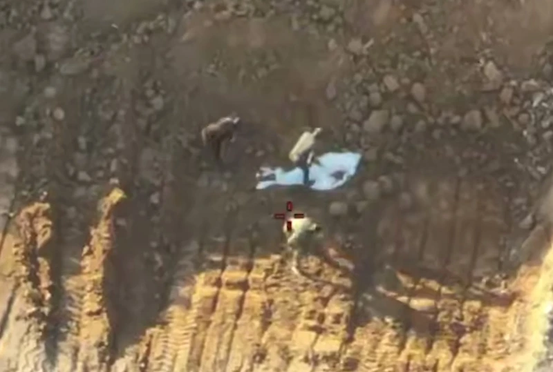 מחבלי חמאס קוברים את שרידי הגופה